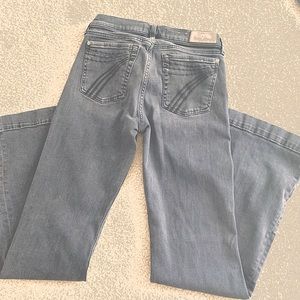 Size 28 faded black Seven Jeans ! Very cute and comfortable